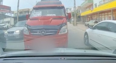 Mersin'de ters şeritte ilerleyen dolmuş şoförünün ehliyetine el konuldu