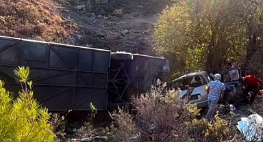 Midibüsle otomobil çarpıştı: 2 ölü, 1 yaralı