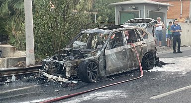 Milas'ta seyir halindeki otomobil yandı