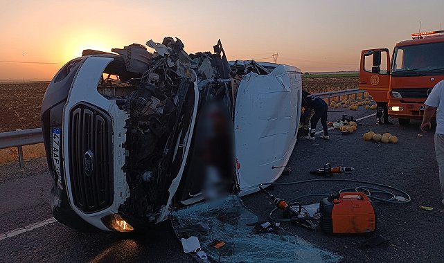 Minibüs, kavun yüklü traktöre arkadan çarptı: 2 ölü, 6 yaralı