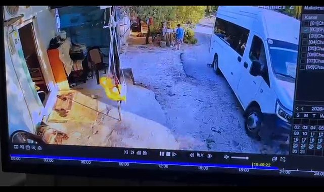 Minibüsle geri manevra yaparken oğlunun ölümüne neden oldu