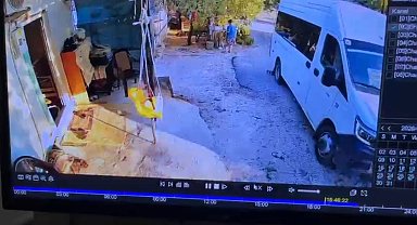 Minibüsle geri manevra yaparken oğlunun ölümüne neden oldu