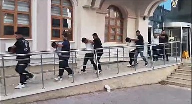 Minibüsün camını kırıp, para ve altınları çalan kar maskeli 5 şüpheli tutuklandı
