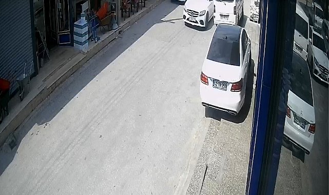 Minibüsün camını kırıp, para ve altınları çalan kar maskeli şüpheliler kamerada