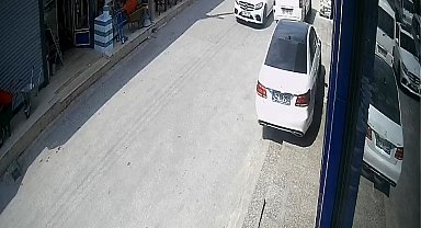 Minibüsün camını kırıp, para ve altınları çalan kar maskeli şüpheliler kamerada