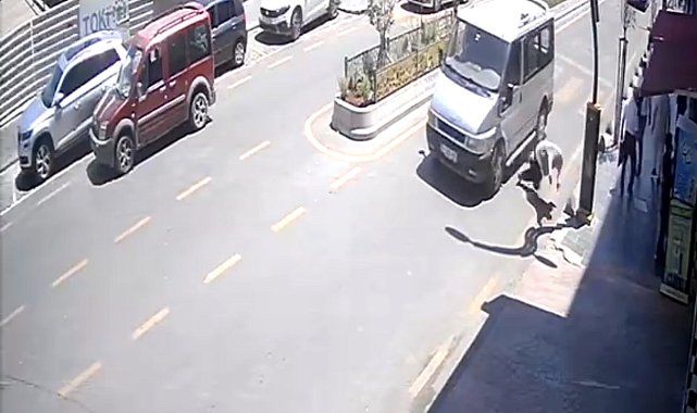 Minibüsün çarptığı yaya yaralandı; kaza kamerada