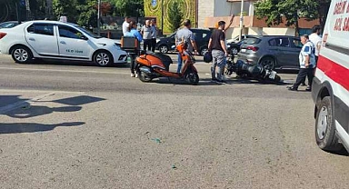 Motosiklet ambulansa çarptı: 1 yaralı