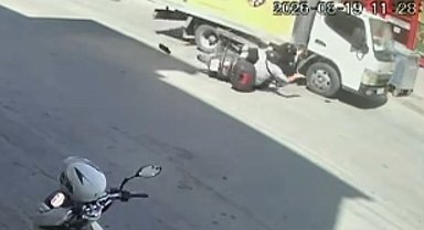 Motosiklet ile kamyonetin çarpıştığı kaza kamerada; 2 kardeş yaralı