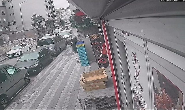 Motosikletli şüpheli kuyumcudan çıkan kadına gasp girişiminde bulundu