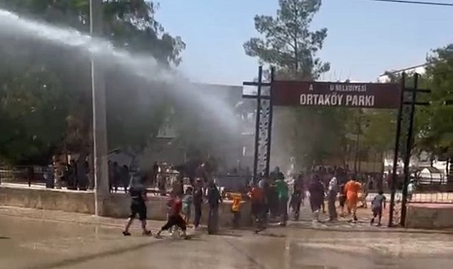 Muhtar, sıcaktan bunalan çocukları tankerden püskürttüğü suyla serinletti