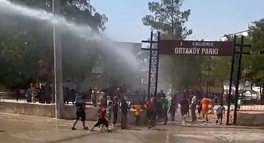 Muhtar, sıcaktan bunalan çocukları tankerden püskürttüğü suyla serinletti