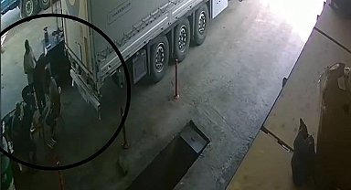 Nefes borusuna lokma tatlısı kaçan işçi, Heimlich manevrasıyla kurtarıldı; o anlar kamerada