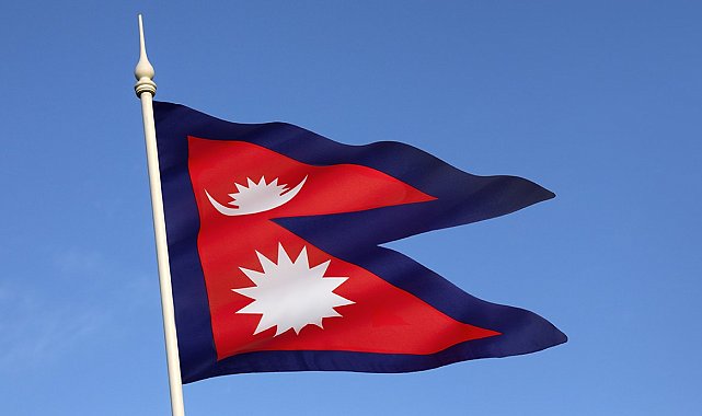 Nepal'de yolcu otobüsü üst geçide çarptı: 1 ölü, 19 yaralı