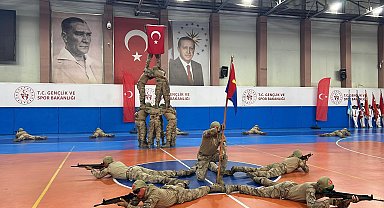Nevşehir'de Zafer Bayramı coşkusu; eğitimli köpek Nefes'in gösterisi ilgiyle izlendi