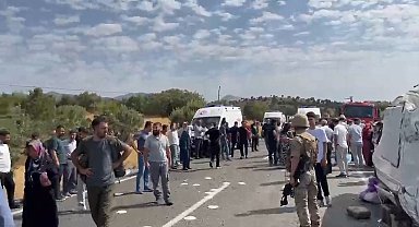 Nişan törenine gidenleri taşıyan minibüs devrildi; 7 ölü, 9 yaralı- Yeniden