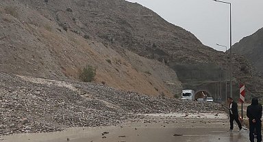 Oltu'da sağanak sele dönüştü, kara yolu ulaşıma kapandı
