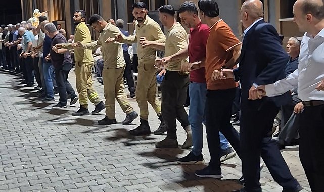 Orman ekipleri, yangını söndürdükten sonra düğünde halay çekti