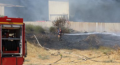 Ot yangınında alevler kağıt fabrikasına sıçradı