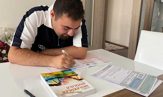 Otizmli Deniz Zekai, evde çalışarak moleküler biyoloji ve genetik bölümünü kazandı