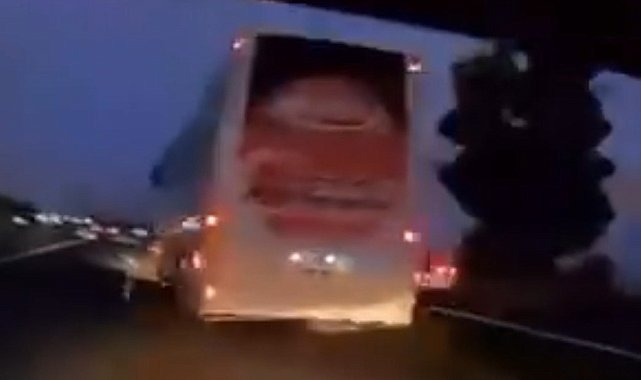 Otobüs aniden şerit değiştirdi, kaza yapan otomobildekilerin yaşadığı korku kameraya yansıdı