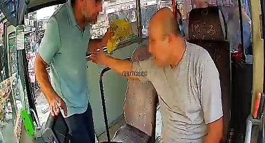 Otobüs şoförü ile otomobil sürücüsü arasındaki tartışma kamerada