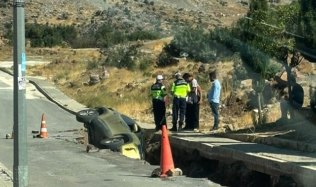 Otomobil, açılan çukura uçtu