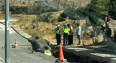 Otomobil, açılan çukura uçtu