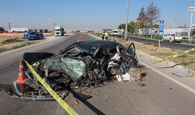 Otomobil, aydınlatma direğine çarptı; 2 ölü, 2 ağır yaralı