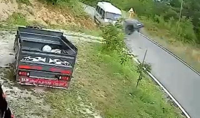 Otomobil ile işçi servisinin çarpıştığı kaza kamerada: 4 yaralı