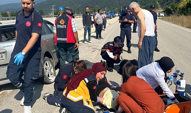 Otomobil ile kamyon kavşakta çarpıştı; 3 yaralı