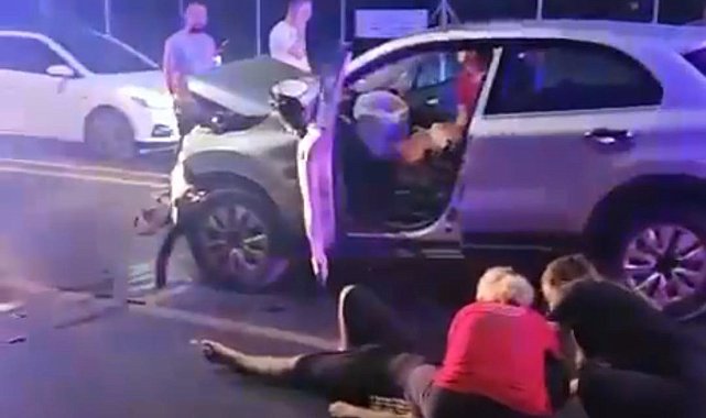 Otomobil ile minibüs çarpıştı: 8'i turist 10 yaralı