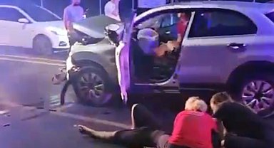 Otomobil ile minibüs çarpıştı: 8'i turist 10 yaralı