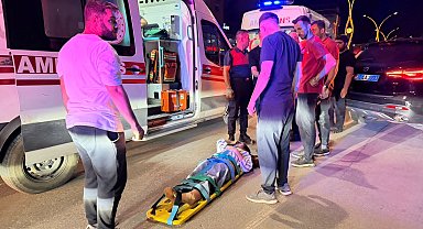 Otomobil, park halindeki 2 araca çarpıp devrildi; 4 yaralı