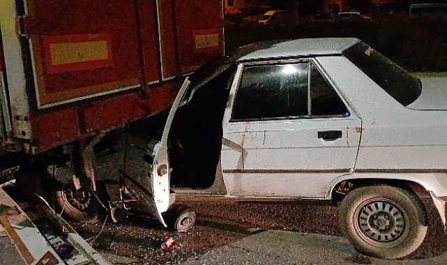 Otomobil, park halindeki TIR'a çarptı; alkollü sürücü yaralandı