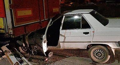 Otomobil, park halindeki TIR'a çarptı; alkollü sürücü yaralandı