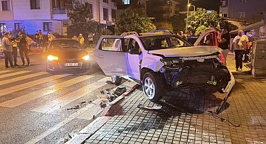 Otomobil polis aracıyla çarpıştı: 2 polis yaralı