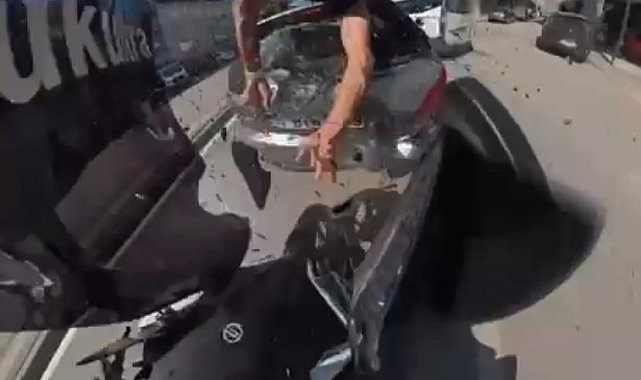 Otomobile çarpan motosikletin sürücüsü, metrelerce savruldu; kaza kask kamerasında