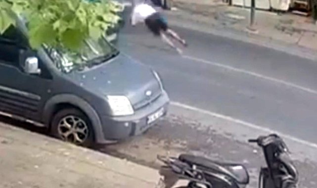 Otomobilin çarptığı yaya metrelerce savruldu; o anlar kamerada