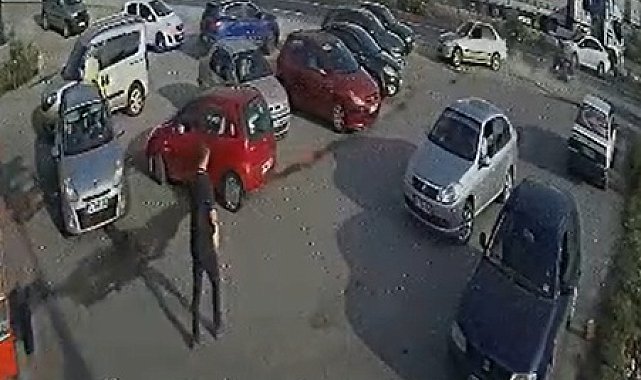 Otomobilin, önce motosiklete ardından park halindeki 5 araca çarptı kaza kamerada; 3 yaralı