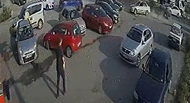 Otomobilin, önce motosiklete ardından park halindeki 5 araca çarptı kaza kamerada; 3 yaralı