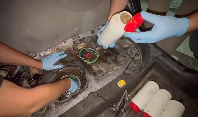 Otomobilin yakıt deposunda 6,5 kilo esrar ele geçirildi: 2 gözaltı