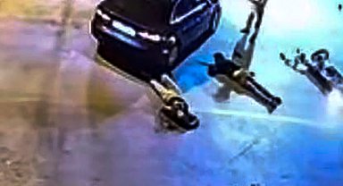 Otomobiliyle motosiklete çarptı, kaputtaki çocuğu indirip yaralıları ezerek kaçtı; o anlar kamerada