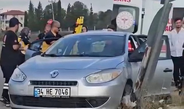 Otomobille çarpışan hafif ticari araç devrildi: 2 yaralı