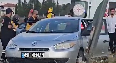 Otomobille çarpışan hafif ticari araç devrildi: 2 yaralı