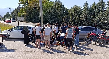Otomobille çarpışan motosiklet sürücüsü ağır yaralandı