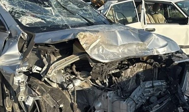 Otomobiller kafa kafaya çarpıştı: 1 ölü, 7 yaralı