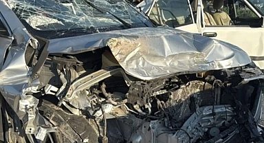 Otomobiller kafa kafaya çarpıştı: 1 ölü, 7 yaralı