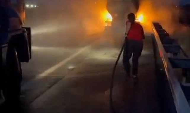 Otoyolda alev alan akaryakıt tankeri yandı