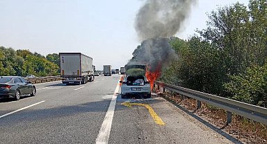Otoyolda alev alan otomobil yandı
