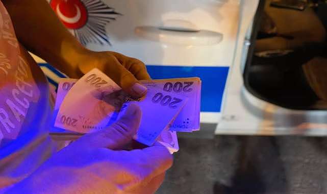 Para dolu çantayı polise teslim etti